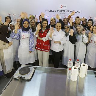 Türk Kızılay’ın “İyilikle Pişen Hayatlar” Atölyesi Bursa’da kadınlarla buluştu