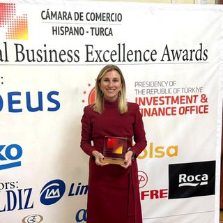 Ebru Özdemir'e 'Mesleki Liyakat Ödülü'