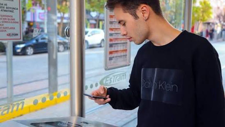 Eskişehir'de tramvay duraklarında QR kod uygulaması