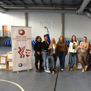 İAOSB Vakfı Kadınlar Kulübü’nden 800 çocuğa kışlık giysi desteği