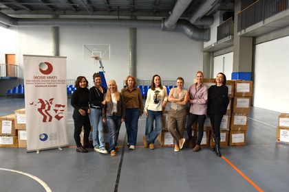 İAOSB Vakfı Kadınlar Kulübü’nden 800 çocuğa kışlık giysi desteği