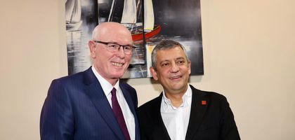 Kazım Kurt'u anlatan kitap Özgür Özel ile buluştu