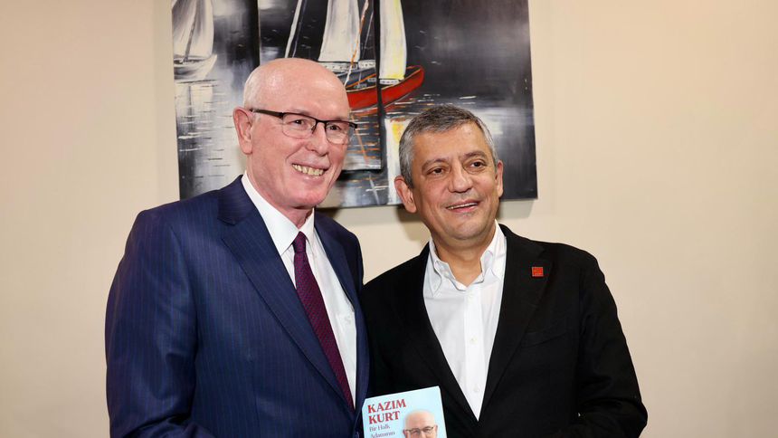 Kazım Kurt'u anlatan kitap Özgür Özel ile buluştu