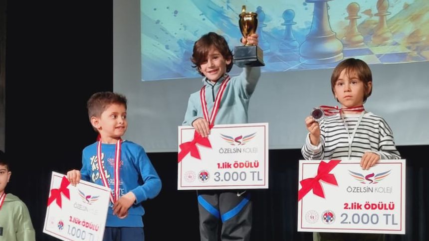 Özelsin Koleji Satranç Turnuvası’nda 128 öğrenci hamle yaptı