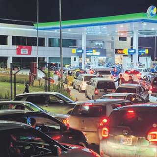 Savaş sonrası benzin alev aldı