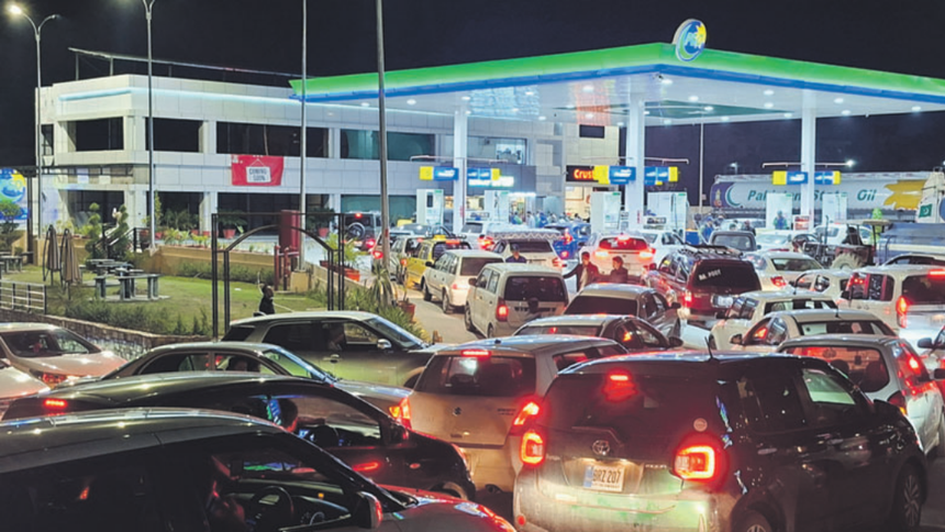 Savaş sonrası benzin alev aldı