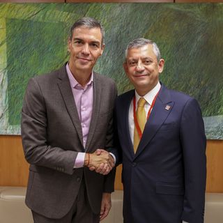 Özgür Özel, İspanya Başbakanı Sanchez ile görüştü