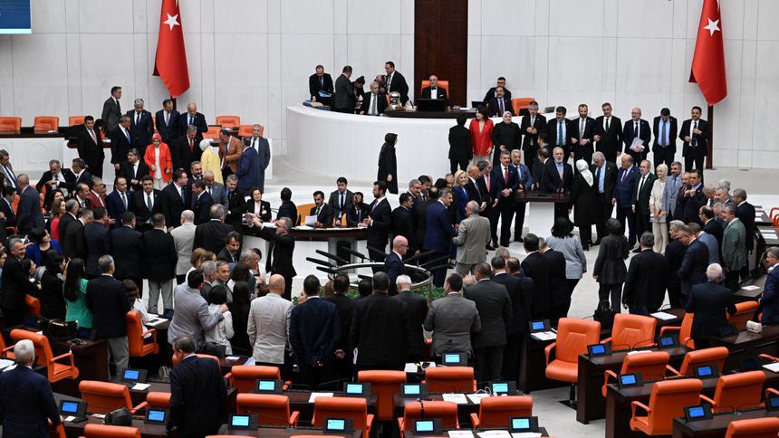 Sağlık düzenlemelerini de kapsayan kanun teklifi kabul edildi