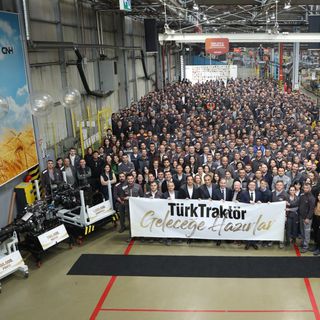 TürkTraktör, 2 bininci kazıcı yükleyiciyi banttan indirdi