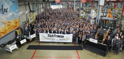 TürkTraktör, 2 bininci kazıcı yükleyiciyi banttan indirdi