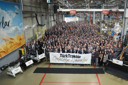 TürkTraktör, 2 bininci kazıcı yükleyiciyi banttan indirdi