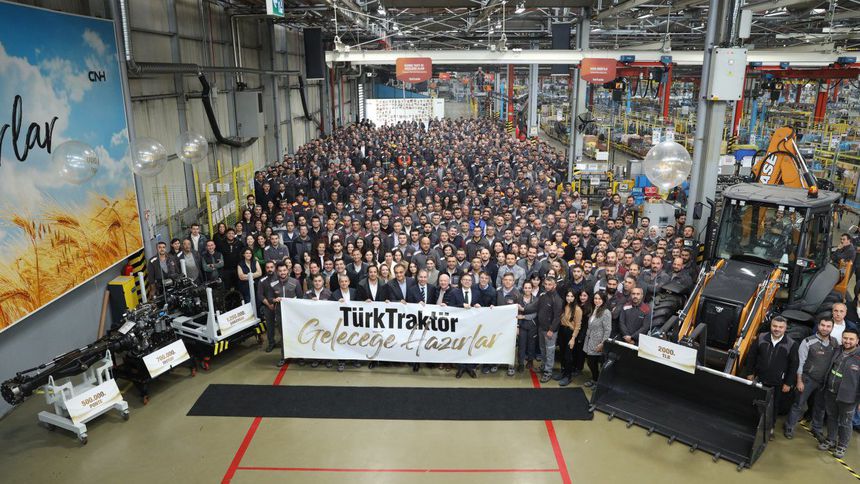 TürkTraktör, 2 bininci kazıcı yükleyiciyi banttan indirdi