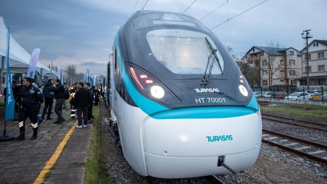 Uraloğlu: 'Milli Elektrikli Hızlı Tren'imiz saatte 250 kilometre hıza ulaştı