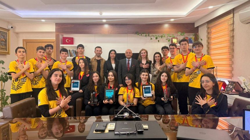 Liselilerin robotu ABD yolcusu