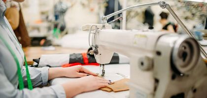 Giyimi büyükler sırtlıyor, destekler küçüklere gidiyor