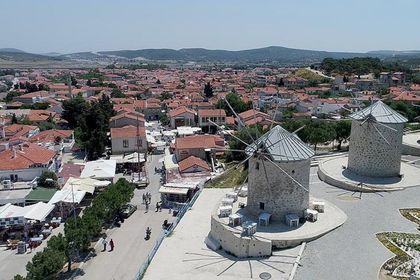 Alaçatı’da sörf rezidansı  yapmaya soyundu, marka  için Yıldırım’ın ‘Stay’ini seçti