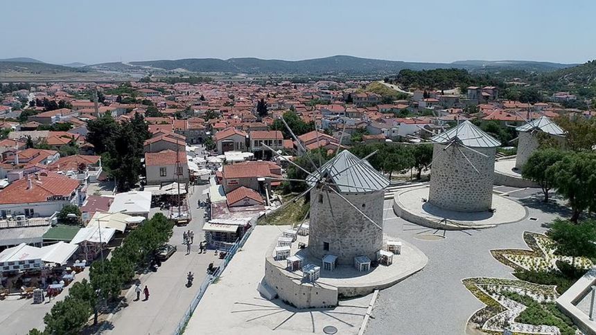 Alaçatı’da sörf rezidansı  yapmaya soyundu, marka  için Yıldırım’ın ‘Stay’ini seçti