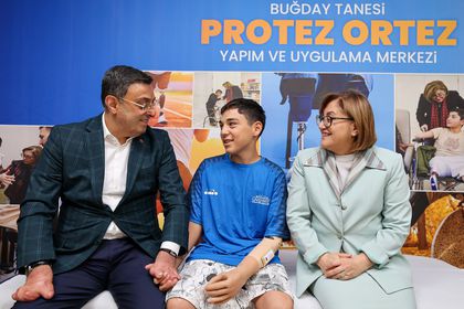 Gaziantep Büyükşehir'den Mehmet Efe Topraklık'a protez kol desteği