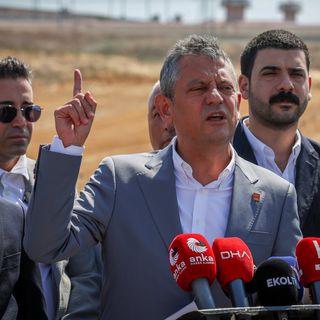 Özgür Özel'den Özlem Çerçioğlu açıklaması: 'Ya içeriye tıkıl ya AK Parti’ye katıl' formülü...