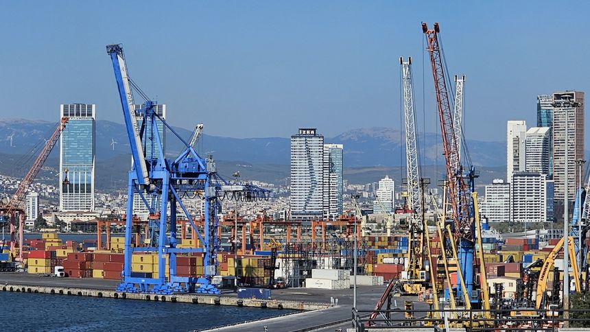 İzmir Limanı’nın Pire’yi yakalaması için uzun bir yapılacaklar listesi var İzmir Limanı’nın Pire’yi yakalaması için uzun bir yapılacaklar listesi var