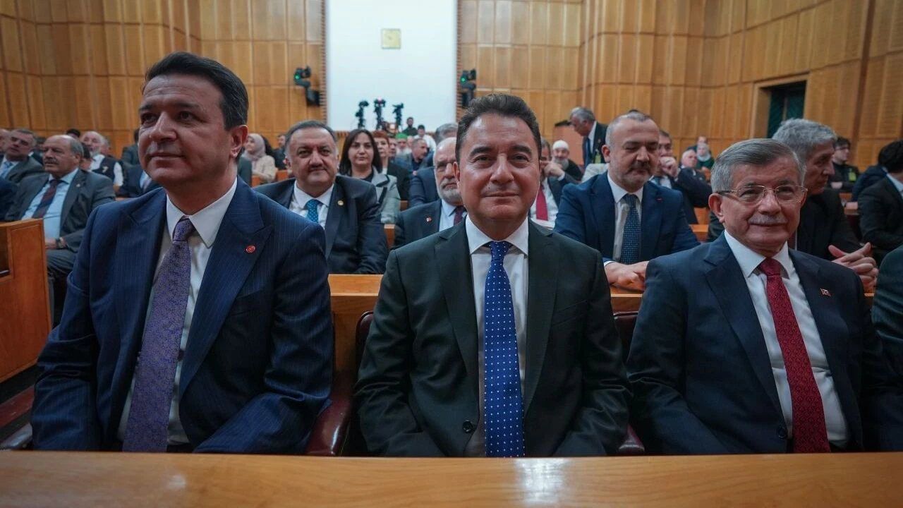 Yeni Yol Grubu iki hafta içinde iki kez gitti geldi!