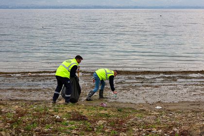 Sapanca Gölü’nün doğal dengesini tehdit eden atıklar temizleniyor