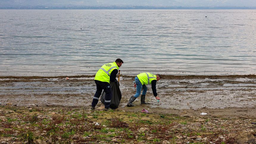 Sapanca Gölü’nün doğal dengesini tehdit eden atıklar temizleniyor