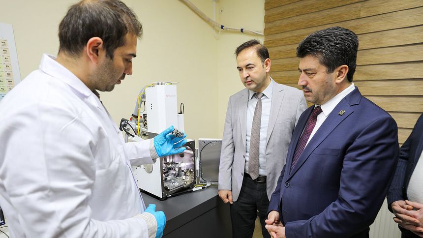 SUBÜ’nün Taramalı Elektron Mikroskobu hizmete açıldı