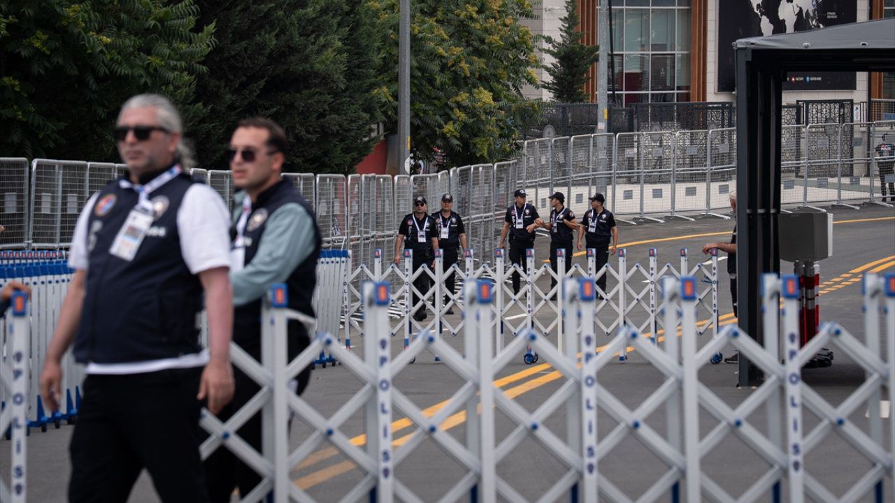 NATO Zirvesi nedeniyle kapatılan esnafın zararı siyasetin gündeminde