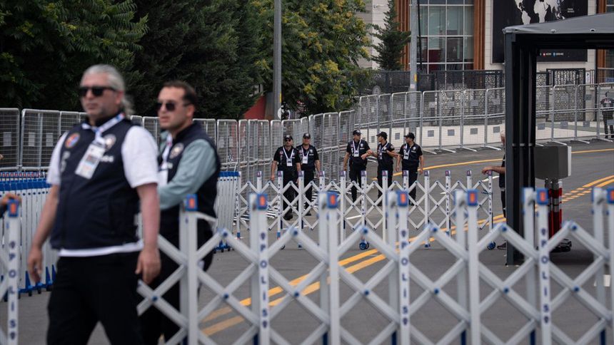 NATO Zirvesi nedeniyle kapatılan esnafın zararı siyasetin gündeminde NATO Zirvesi nedeniyle kapatılan esnafın zararı siyasetin gündeminde
