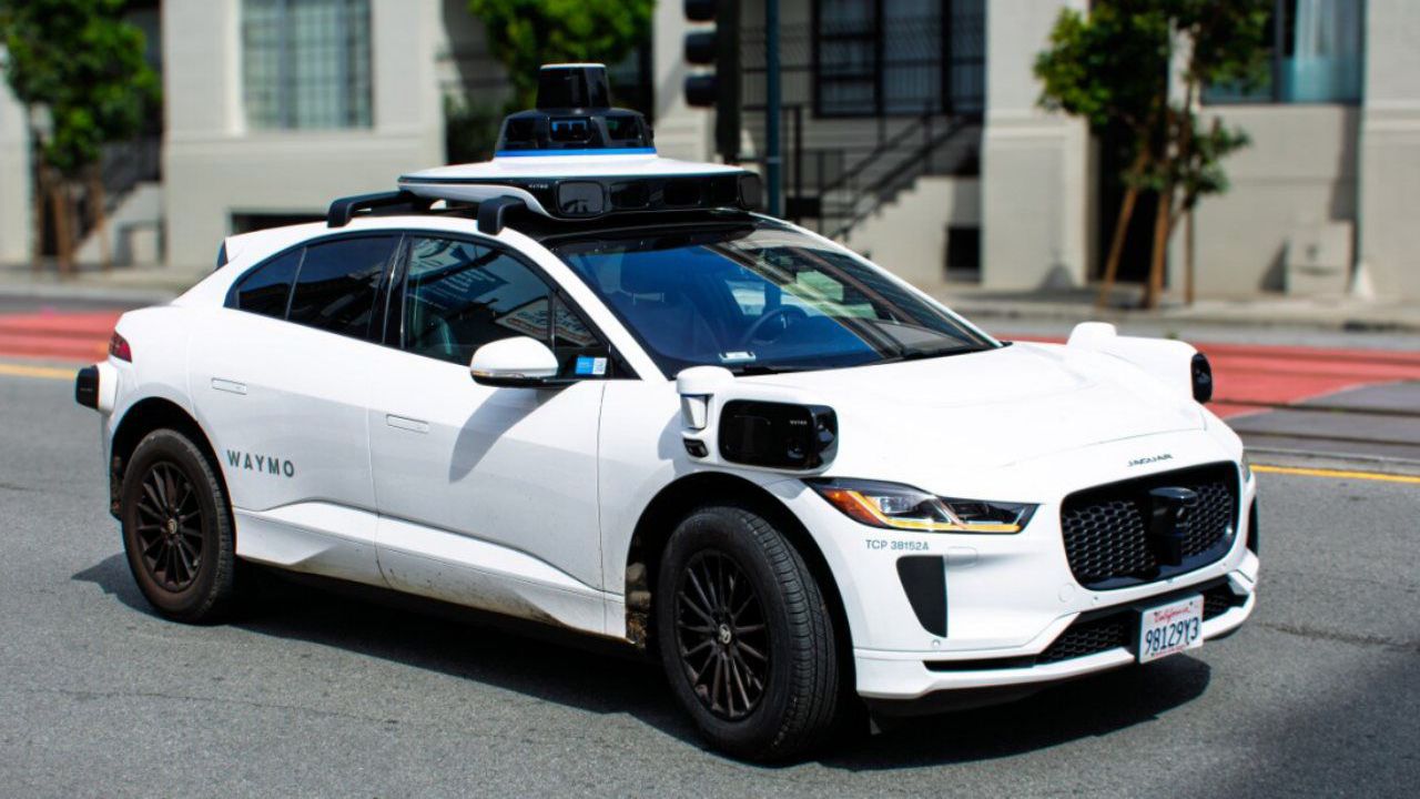 Sürücüsüz taksi Waymo sağa çekti, arka koltukta oturanlara kemer bağlattı
