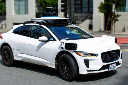 Sürücüsüz taksi Waymo sağa çekti, arka koltukta oturanlara kemer bağlattı