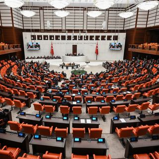 Doğum izni ile sosyal medya yasağını içeren kanun teklifi kabul edildi