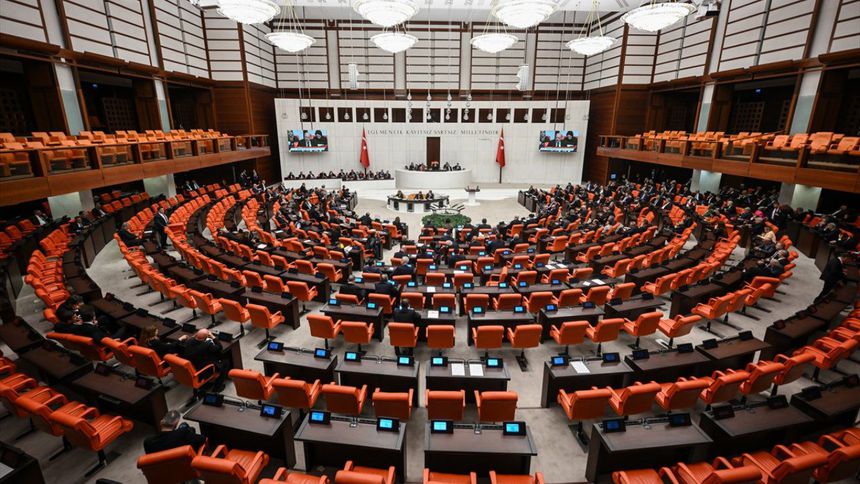 Doğum izni ile sosyal medya yasağını içeren kanun teklifi kabul edildi
