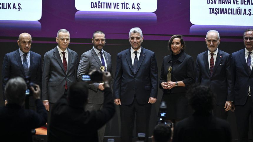 Hizmet dengesi 49 milyar dolar fazla verdi