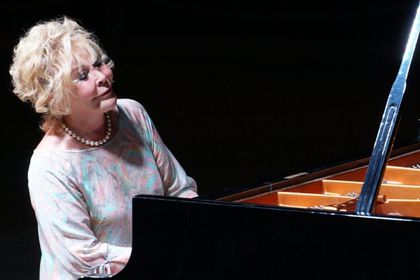 iki dünyayı birbirine bağlayan, tarihçiler değil, müzisyenlerdir