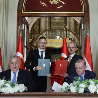 Uraloğlu: Türkiye ile Macaristan arasındaki haftalık uçak seferi sayısı 98'e çıkacak