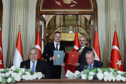 Uraloğlu: Türkiye ile Macaristan arasındaki haftalık uçak seferi sayısı 98'e çıkacak