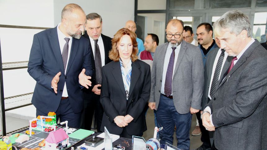 Geleceğin mühendisleri projelerini bilim fuarında sergiledi