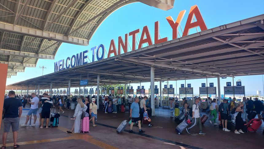 Antalya 9 ayda yüzde 5 turist kaybetti