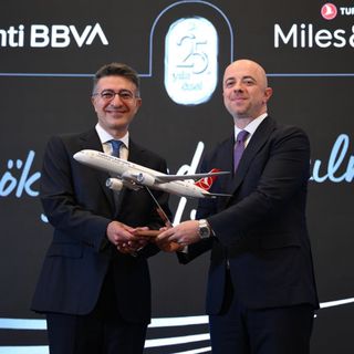 Uçak parçalarından 25. yıla özel kart