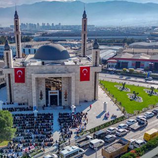 5 bin kişilik kapasitesiyle yeni DOSAB Camii ibadete açıldı
