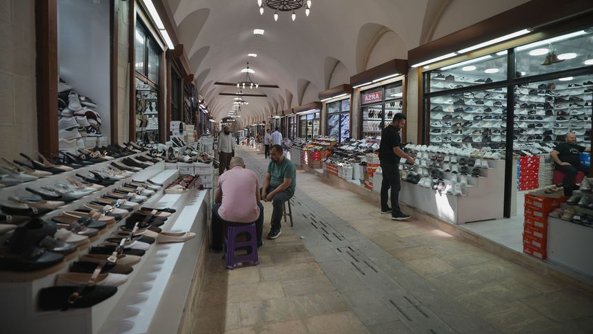 Asırlık çarşıda kepenkler açıldı