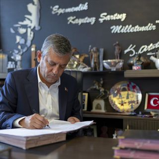 Özgür Özel, 90 milletvekiliyle birlikte CHP'den istifa etti, Yeni Parti için başvuru yapıldı