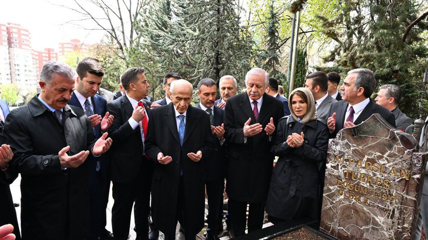 Devlet Bahçeli, Alparslan Türkeş'in mezarını ziyaret etti