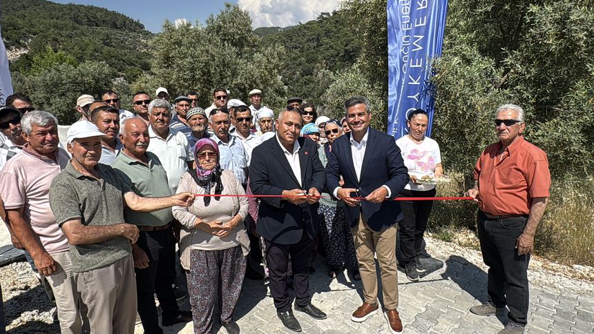 Karacaağaç'ta parke taş yol törenle hizmete açıldı