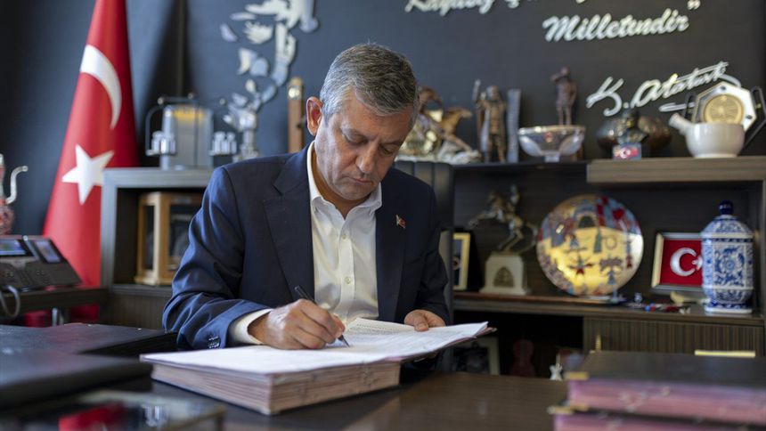 Özgür Özel, 90 milletvekiliyle birlikte CHP'den istifa etti, Yeni Parti için başvuru yapıldı