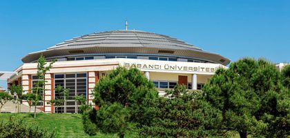 Sabancı Üniversitesi’nin mezuniyet töreninde onur konuğu Prof. Dr. Ayşe Kıvılcım Coşkun