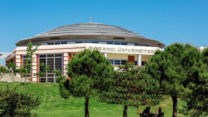 Sabancı Üniversitesi’nin mezuniyet töreninde onur konuğu Prof. Dr. Ayşe Kıvılcım Coşkun