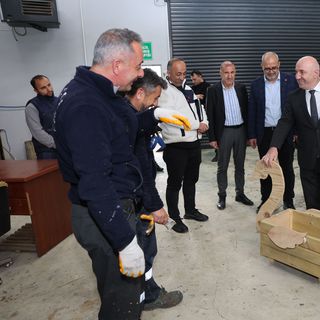 Darıca Belediyesi kent mobilyalarını kendi atölyesinde üretiyor
